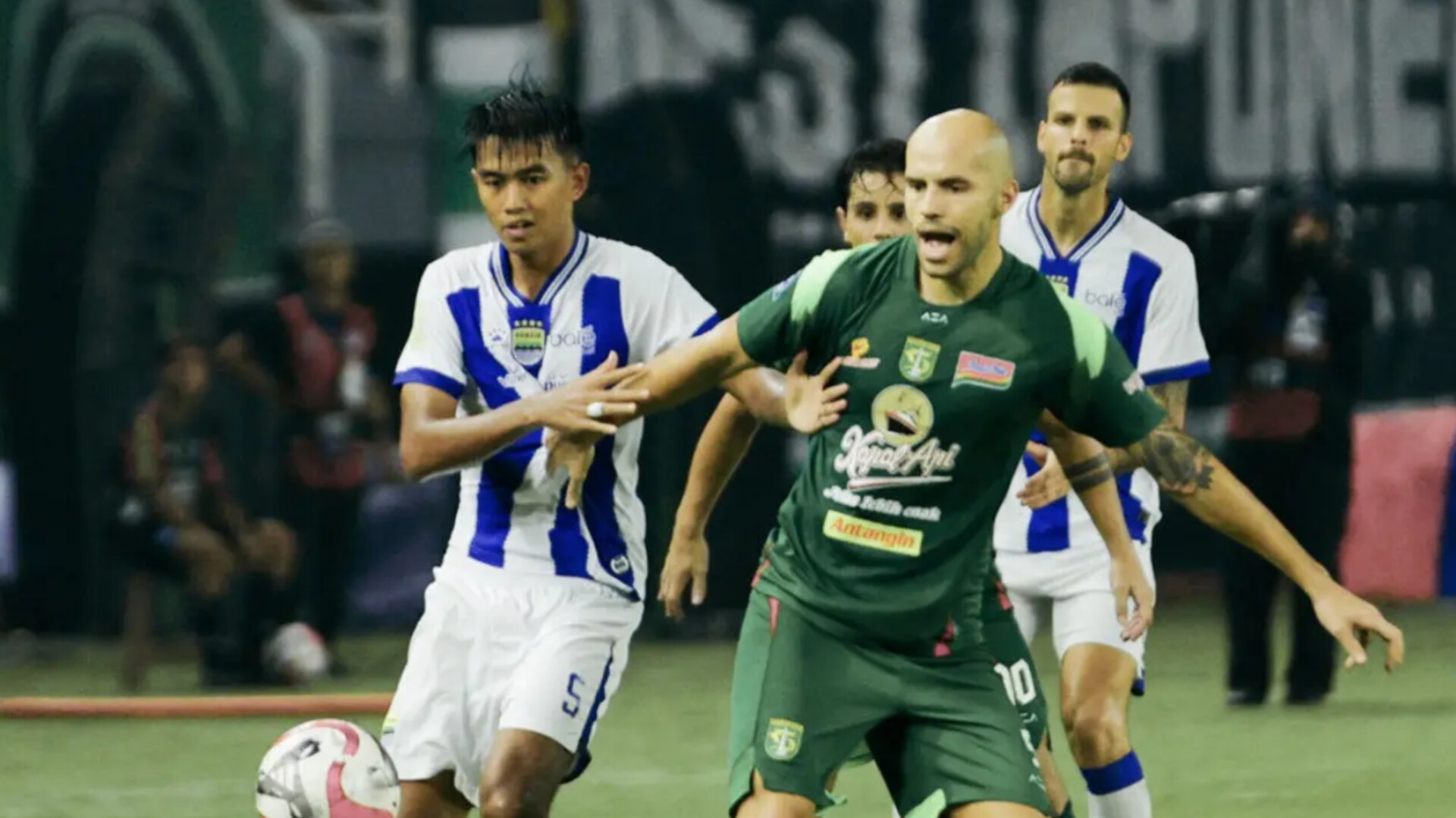 Duel Persebaya Surabaya vs Persib Bandung berakhir imbang 2-2 dalam lanjutan Super League 2025/2026 di Stadion Gelora Bung Tomo.