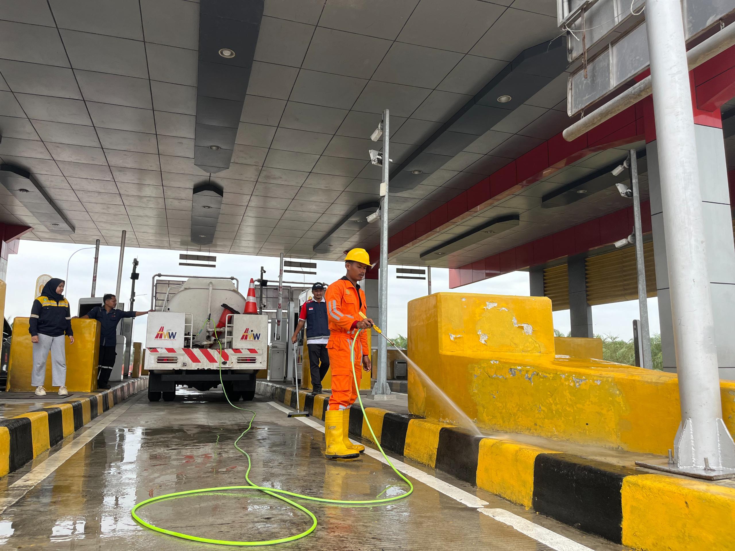 Petugas melakukan pemeliharaan dan pengecatan marka jalan di ruas Tol Kutepat jelang arus mudik dan balik Lebaran 2026.