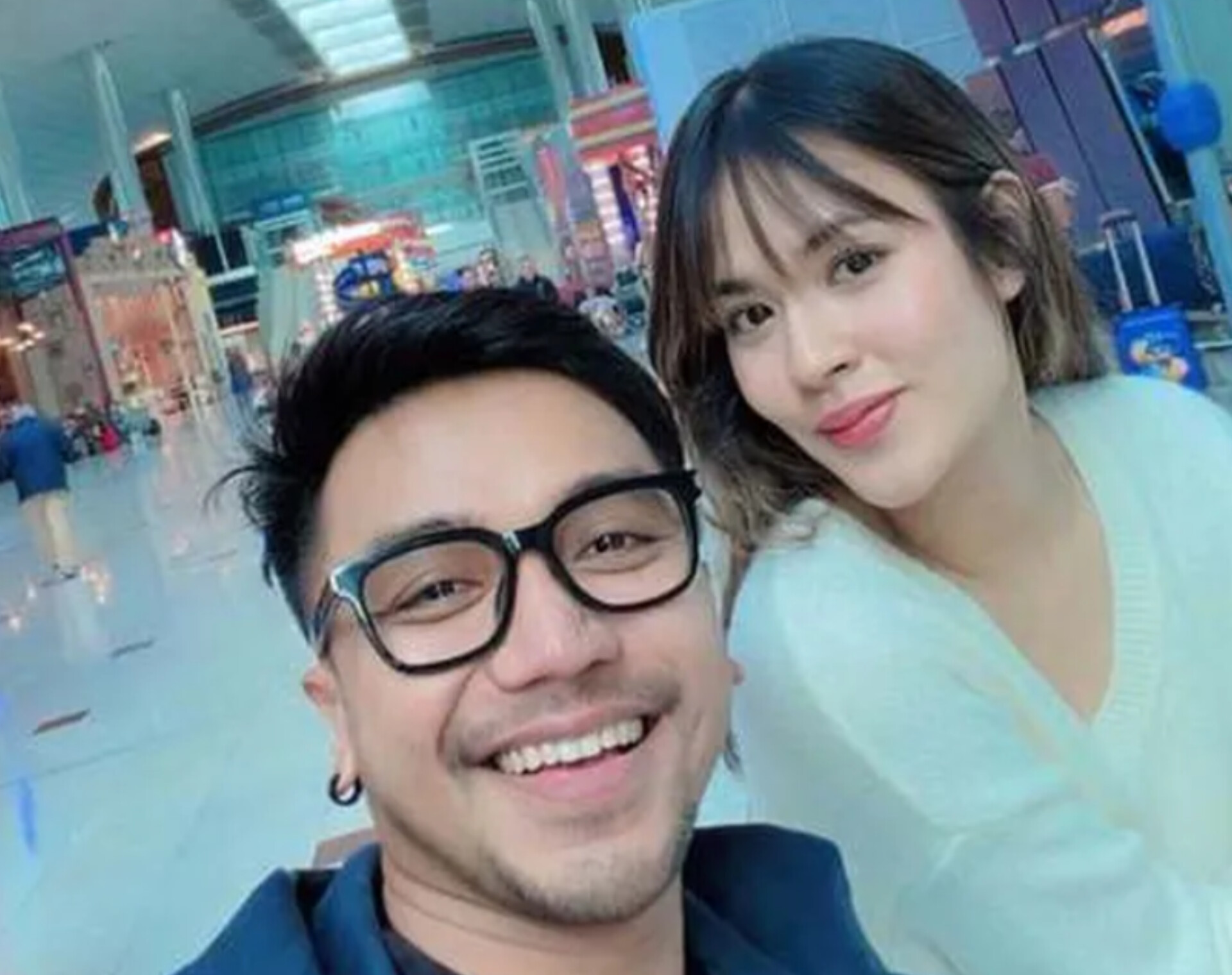 Raisa dan Bubah Alfian berfoto di bandara Dubai sebelum penerbangan dihentikan akibat eskalasi konflik di Timur Tengah.