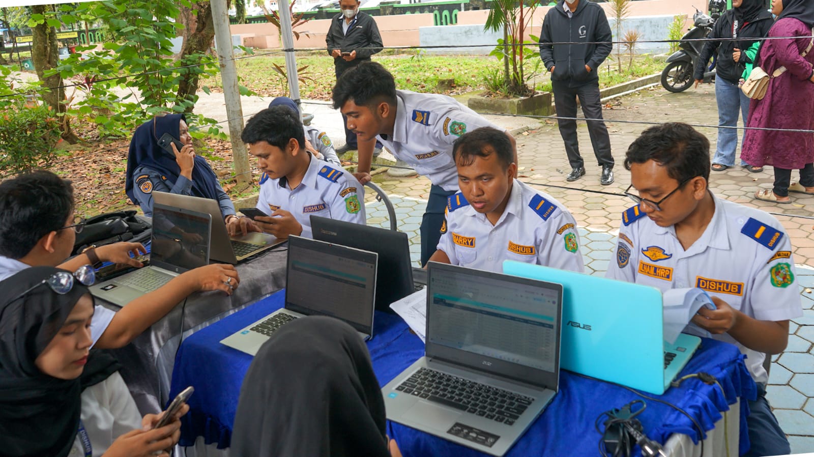 Ribuan warga mengantre di Taman Ahmad Yani untuk mendaftar Program Mudik Gratis Bareng Pemko Medan 2026, kuota 4.000 kursi langsung habis.