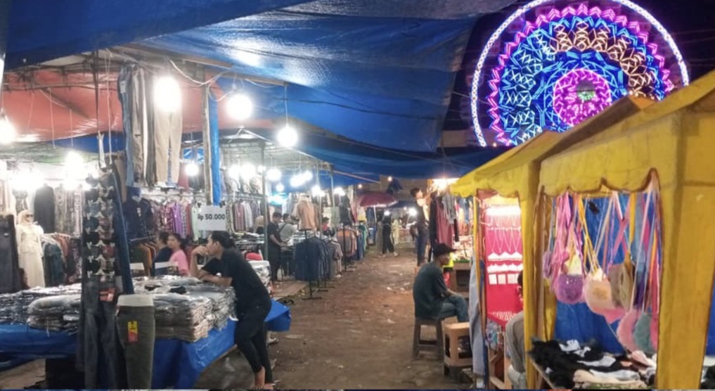 Suasana Pasar Bazar UMKM di Medan Marelan yang tetap beroperasi di tengah dugaan belum mengantongi izin resmi.