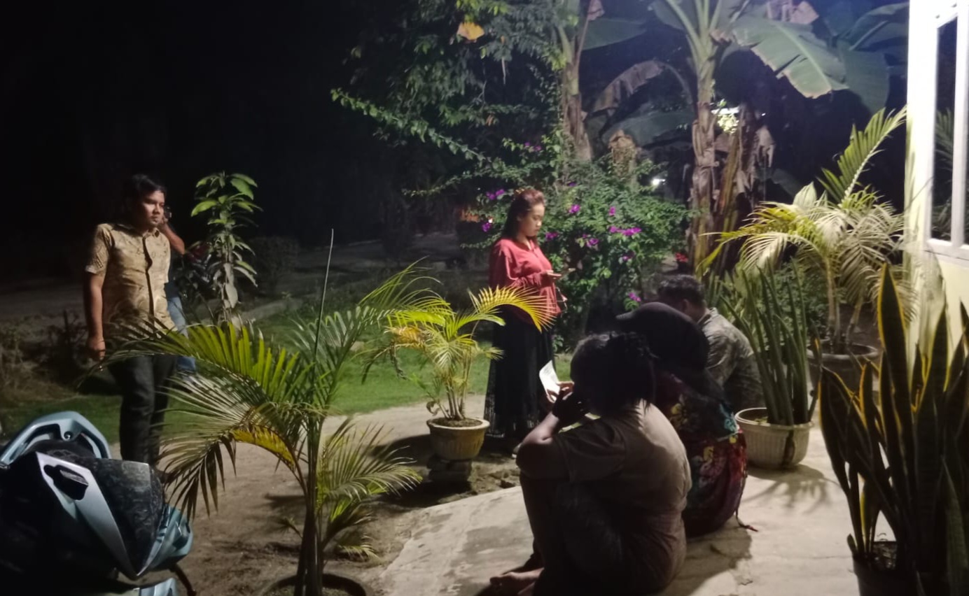 Supinah warga Desa Pasiran, Sei Dadap, menunjukkan sepeda motor yang diduga sempat ditarik paksa oleh pihak KSP Bona Mandiri Jaya Unit Kisaran.