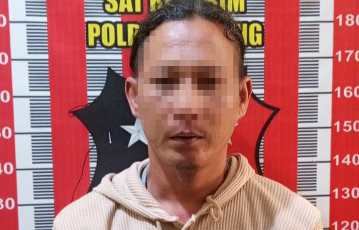 Petugas Satreskrim Polres Tapanuli Tengah mengamankan tersangka JH (39) terkait kasus penemuan tas berisi uang Rp17 juta yang digunakan untuk membayar utang.