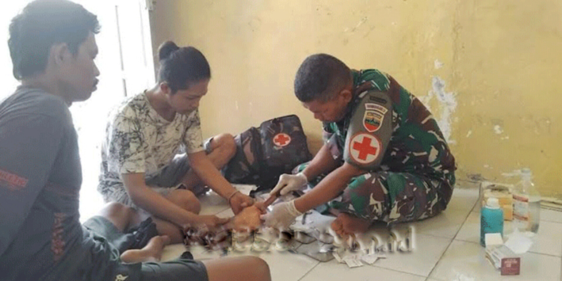 Tim medis Satgas TMMD saat menangani warga yang terluka.