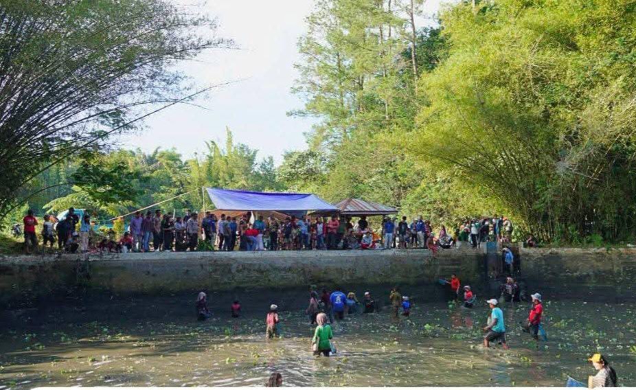 Bupati Karo Antonius Ginting dan Wakil Bupati Komando Tarigan melepas ikan nila saat tradisi ndurung ikan di Embung Talimbaru, Kecamatan Barusjahe.