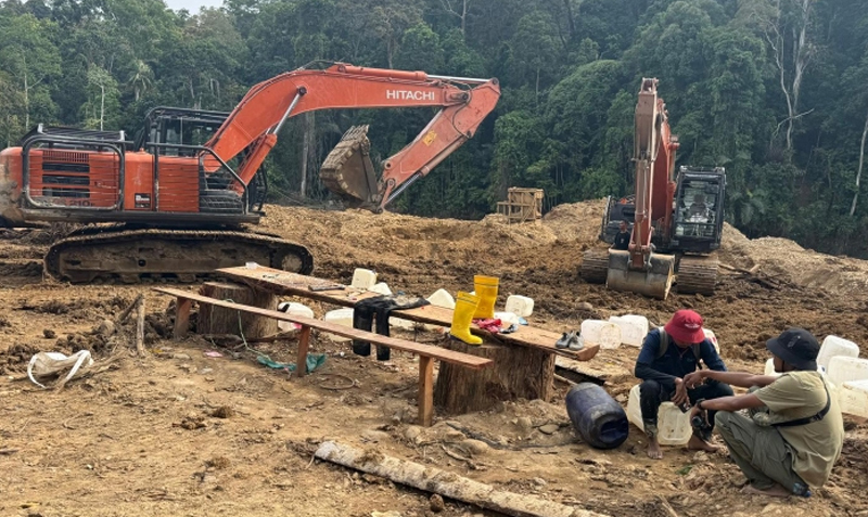 Excavator yang digunakan pertambangan emas illegal di Madina.
