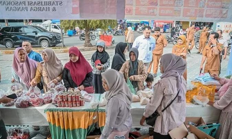 Sekda Kota H. Rahmat Marzuki Nasution,Kepala Perum Bulog KC Psp Dido PS., Asisten Perekonomian H. Rahuddin Harahap, sejumlah kepala OPD, serta Tim TPID Kota Padangsidimpuan.  