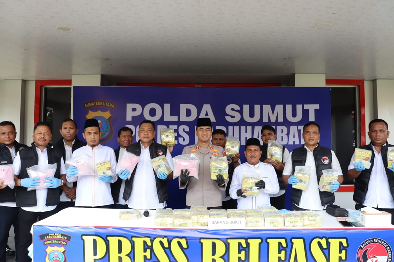 Kapolres Labuhanbatu AKBP Wahyu Endrajaya bersama sejumlah jajaran petugas saat memamerkan barang bukti sabu dan ekstasi.  &nbsp;