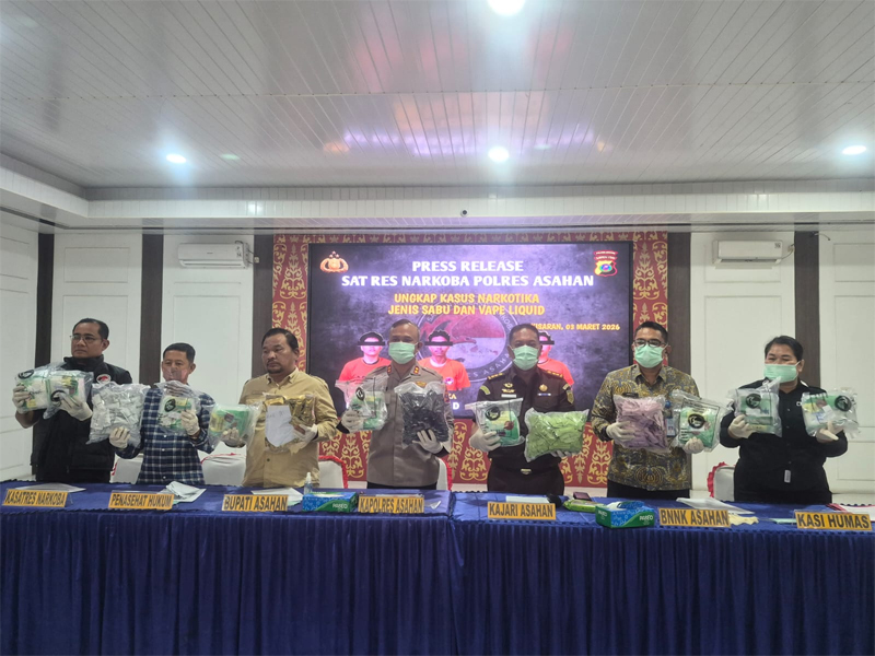 Kapolres Asahan AKBP Revi Nurfelani menggelar rilis mengungkap perkara narkotika jenis sabu 10 Kg dan 891 cartridge Vape.  