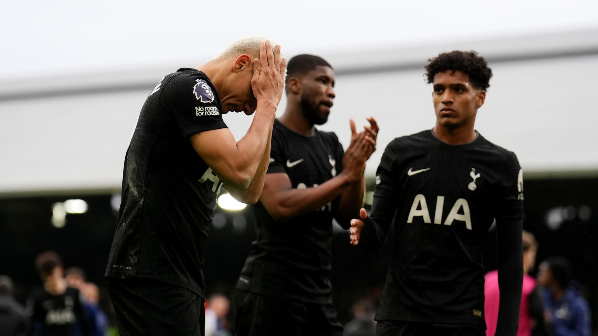 Pemain Tottenham Hotspur terancam pemotongan gaji hingga 50 persen jika klub terdegradasi dari Premier League musim ini. 
