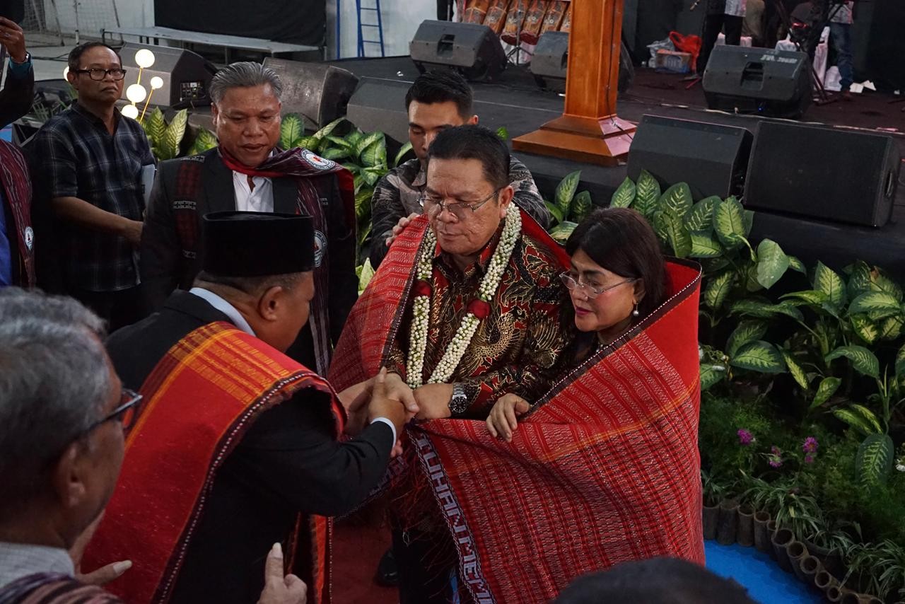 Wali Kota Pematangsiantar Wesly Silalahi bersama Ketua TP PKK Liswati dan Kapolres Pematangsiantar manortor pada acara Bona Taon Pomparan Silalahi Raja di Suzuya Merdeka Mall, Minggu (1/3).