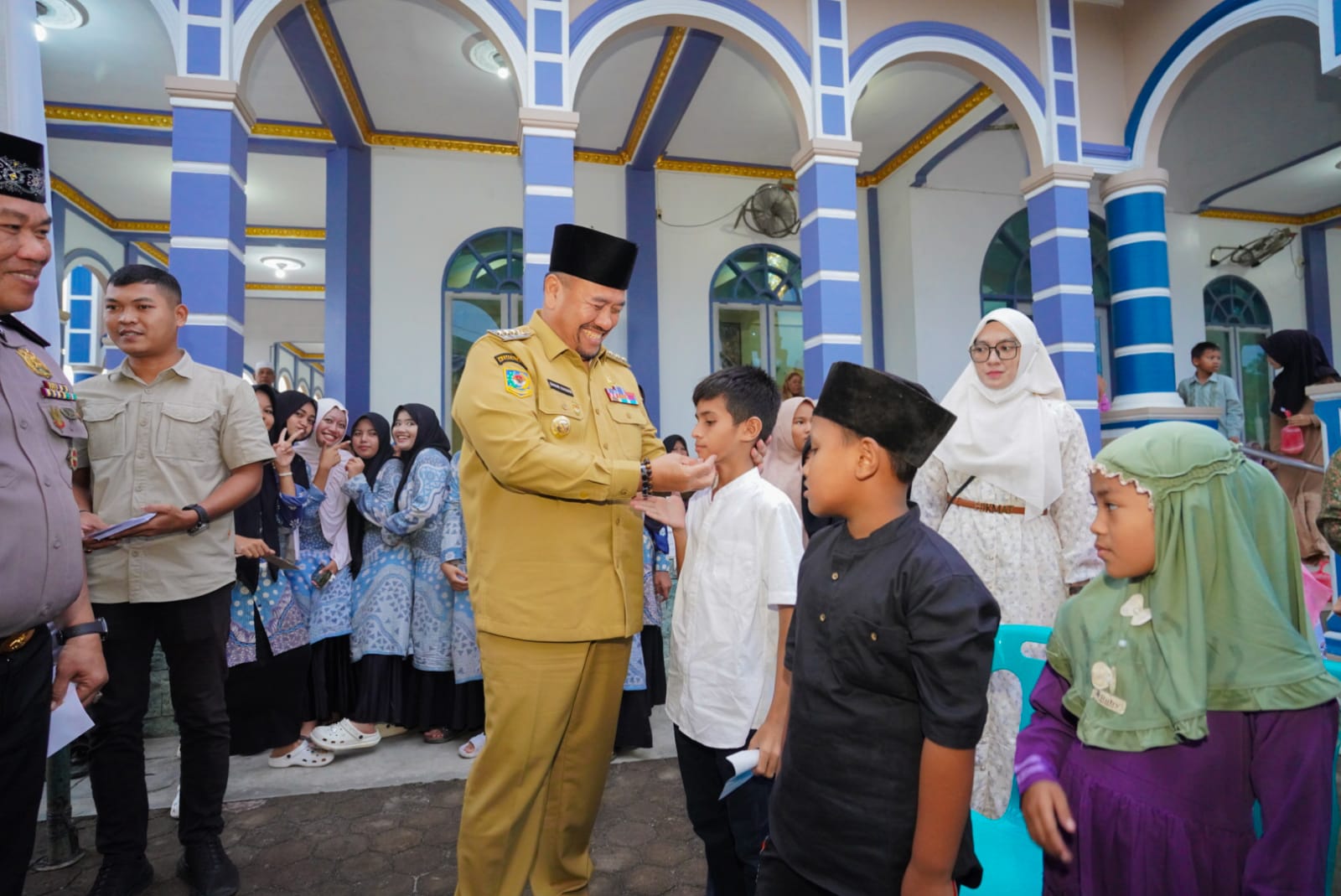 Baharuddin Siagian menyerahkan santunan kepada anak yatim piatu dan bantuan ambal sajadah kepada BKM Masjid As-Shobirin saat Safari Ramadan di Desa Sei Balai, Kabupaten Batu Bara.