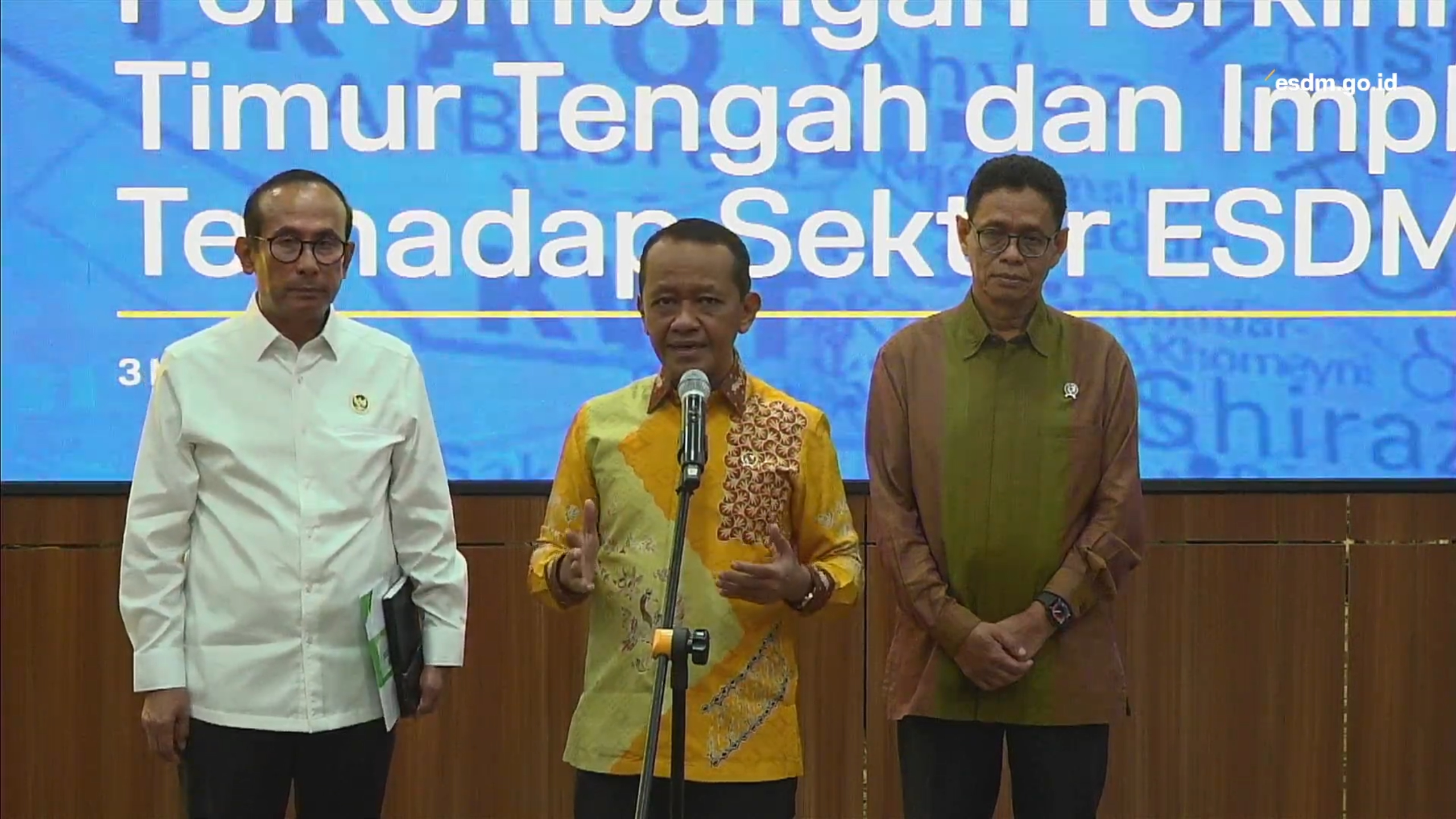 Bahlil Lahadalia menyampaikan keterangan pers usai rapat bersama Dewan Energi Nasional di Kementerian ESDM, Jakarta, terkait antisipasi dampak penutupan Selat Hormuz.