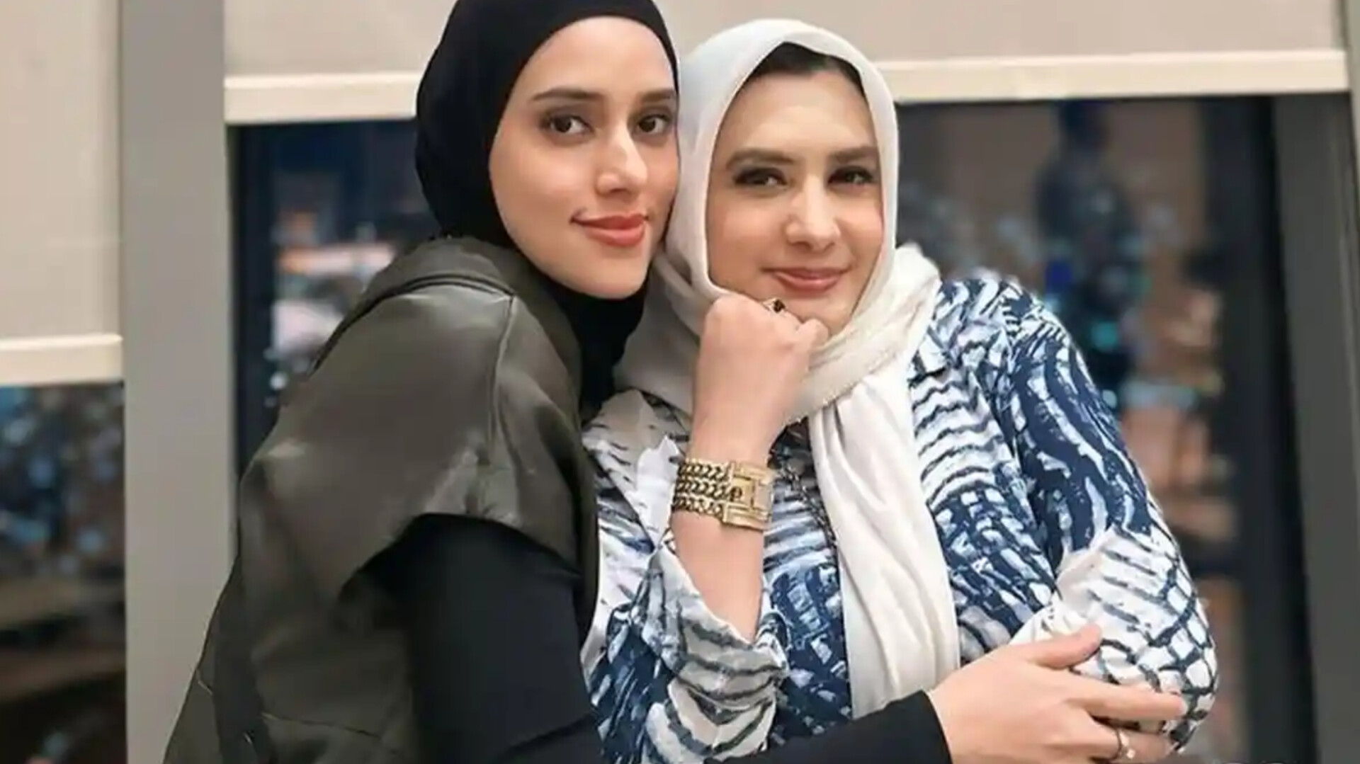 Fairuz A Rafiq memberikan keterangan kepada awak media terkait OTT KPK yang menjerat kakaknya, Bupati Pekalongan, di Depok, Selasa (3/3).