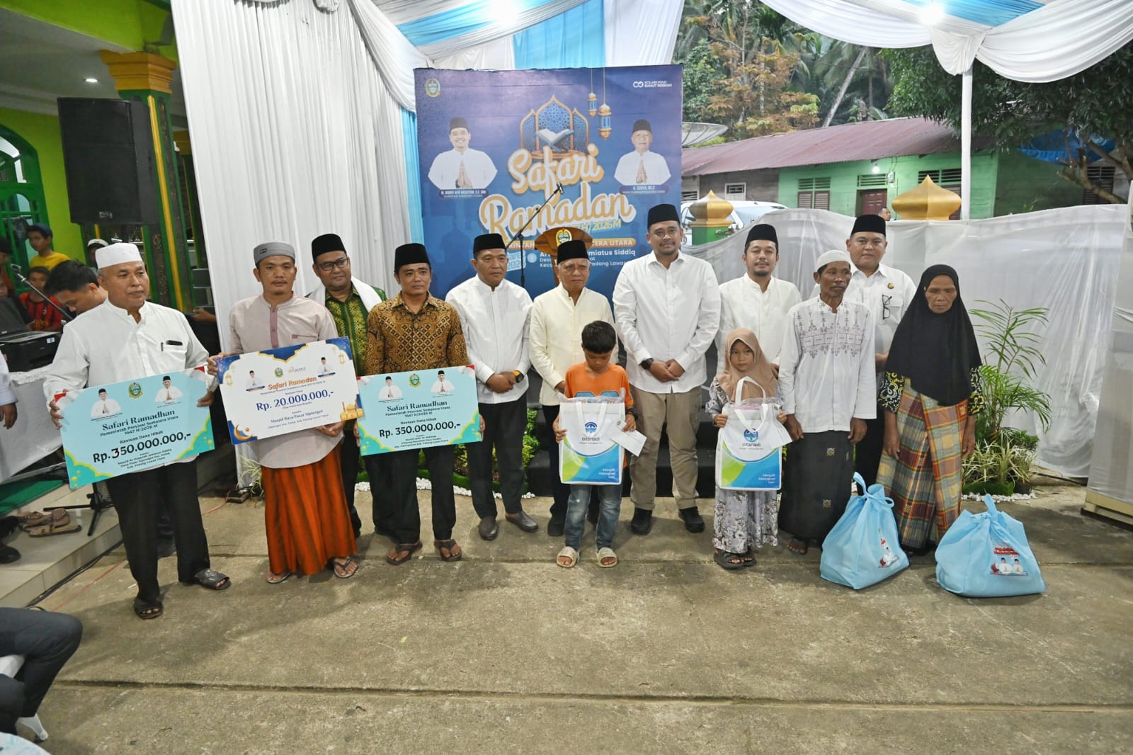 Gubernur Sumut Muhammad Bobby Afif Nasution bersama Wakil Gubernur Surya saat Safari Ramadan di Masjid Raya Pasar Sipiongot, Kecamatan Dolok, Kabupaten Padanglawas Utara, Selasa (3/3/2026).