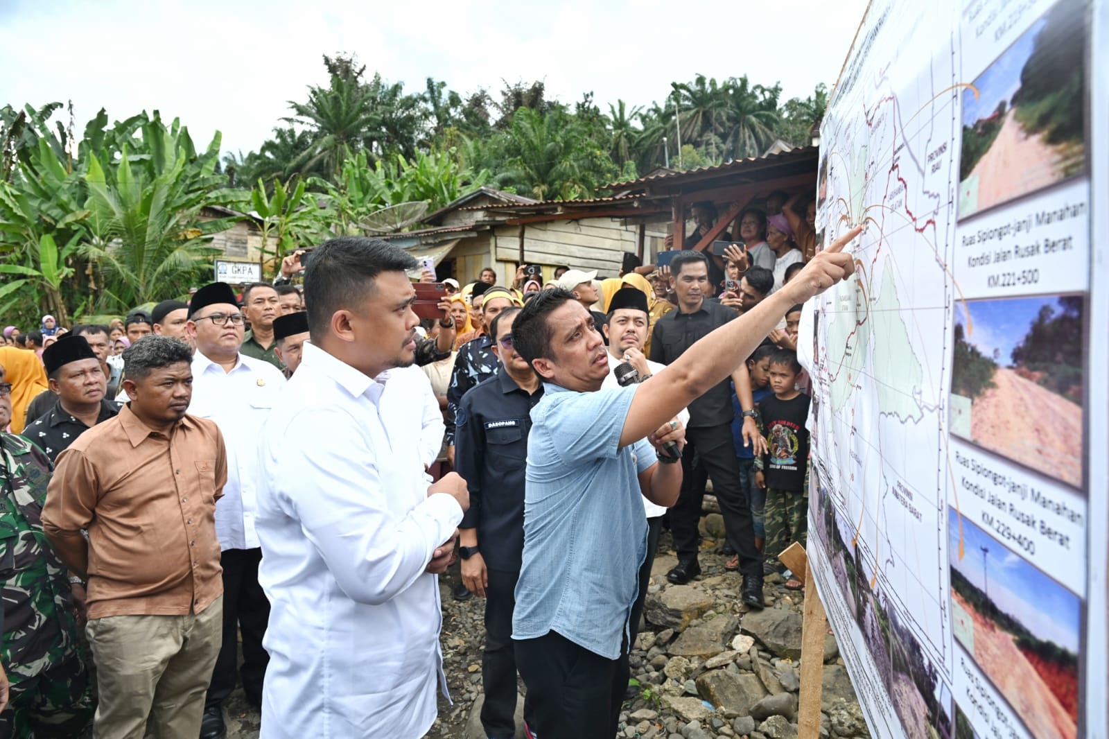 Gubernur Sumut Muhammad Bobby Afif Nasution bersama Bupati Padanglawas Utara Reski Basyah Harahap meninjau ruas jalan Sipiongot, Paluta, Selasa (3/3/2026). Pembangunan dijadwalkan dimulai usai Lebaran