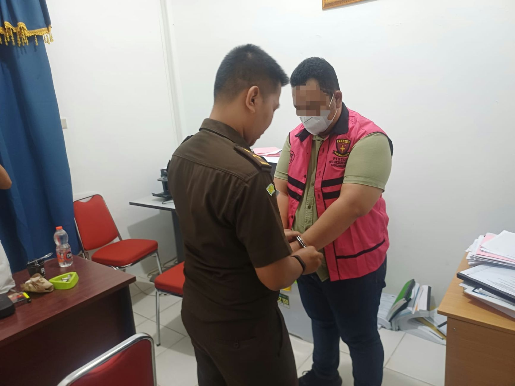 Tersangka Korupsi RSU Pratama Kabupaten Nias (JPZ), Tampak Diborgol Usai ditetapkan tersangka dan langsung ditahan.