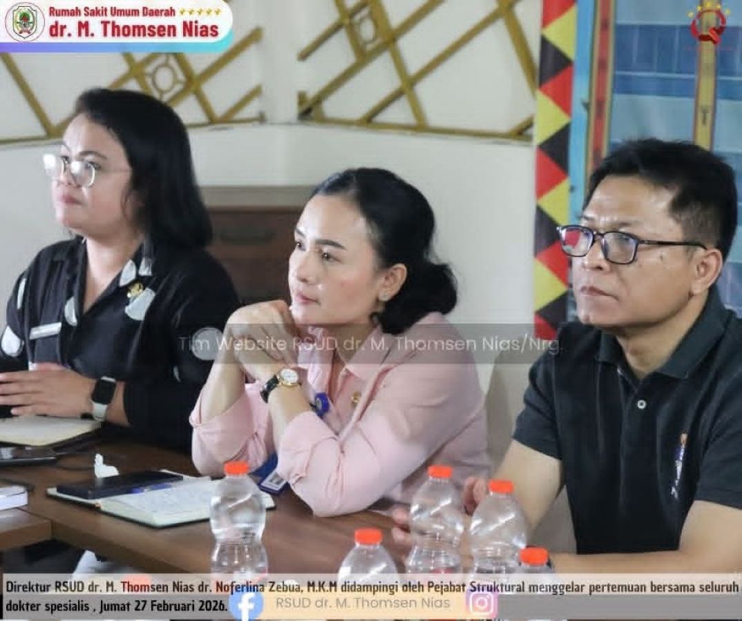 Direktur RSU dr. M Thomsen Nias, dr. Noferlina Zebua, M.K.M (tengah) serius mendengarkan pertanyaan dari peserta rapat.