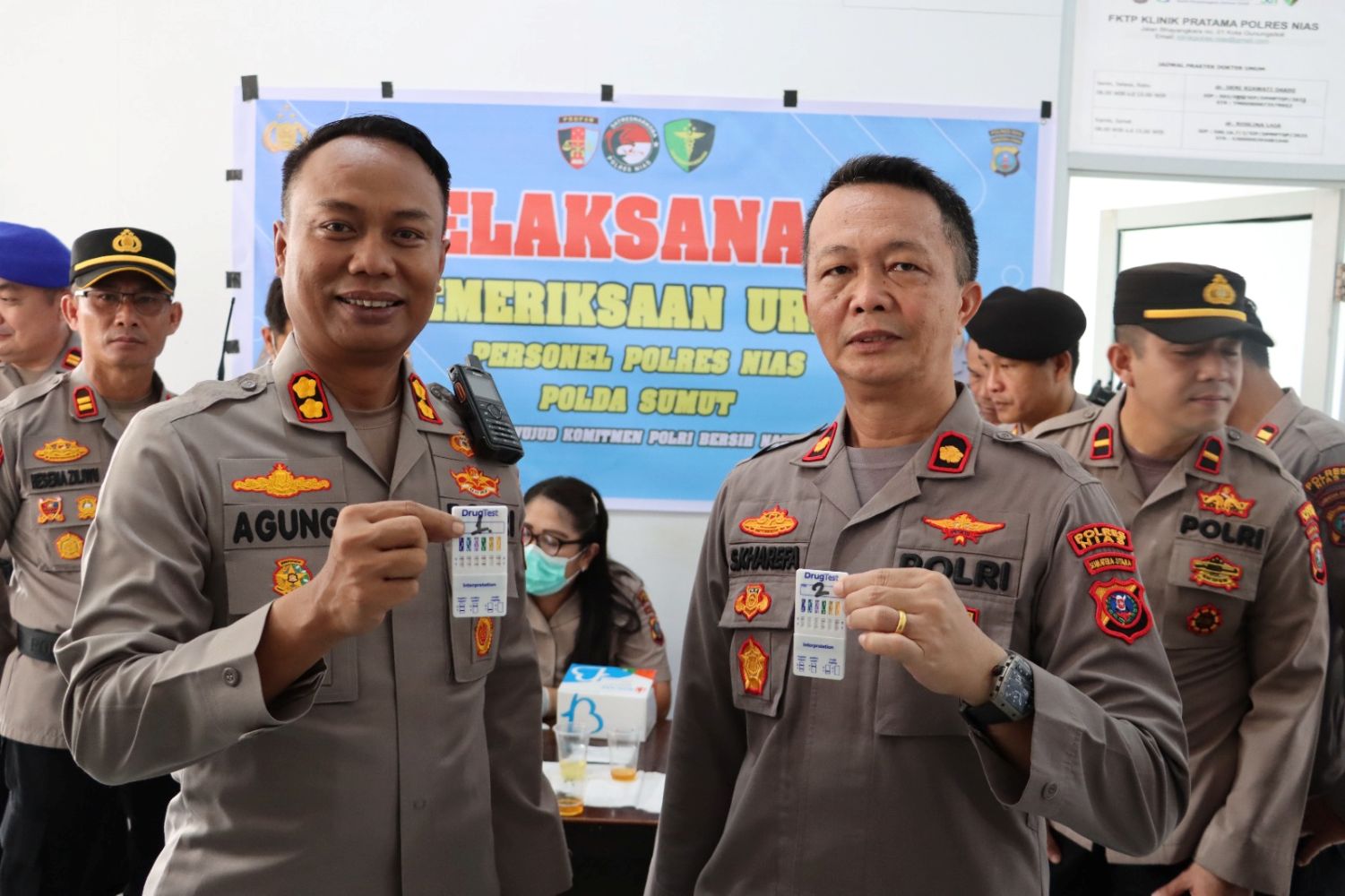 Kapolres Nias, AKBP Agung dan Wakapolres Kompol S.K. Harefa memperlihatkan rapid test setelah melakukan tes urine menunjukan hasil negatif narkoba.
