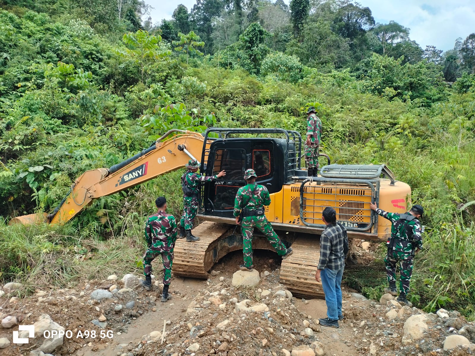 Operasi Dini Hari di Madina, Tim Gabungan TNI Polri Sita 6 Excavator Tambang Ilegal. 