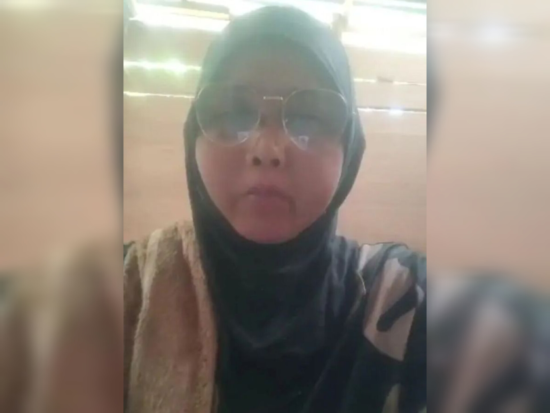 Ibu Army Siregar minta Polres Samosir transparan ungkap kematian anaknya di Lapas Pangururan. Soroti larangan dokumentasi saat rekonstruksi.