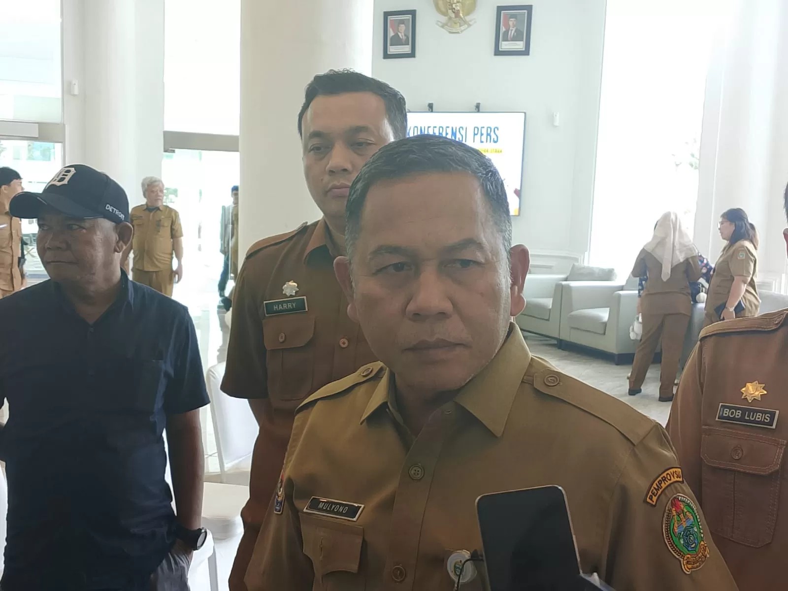 Kepala Kesbangpol Sumut Mulyono memberikan keterangan terkait pemantauan WNI asal Sumut di kawasan Timur Tengah. 