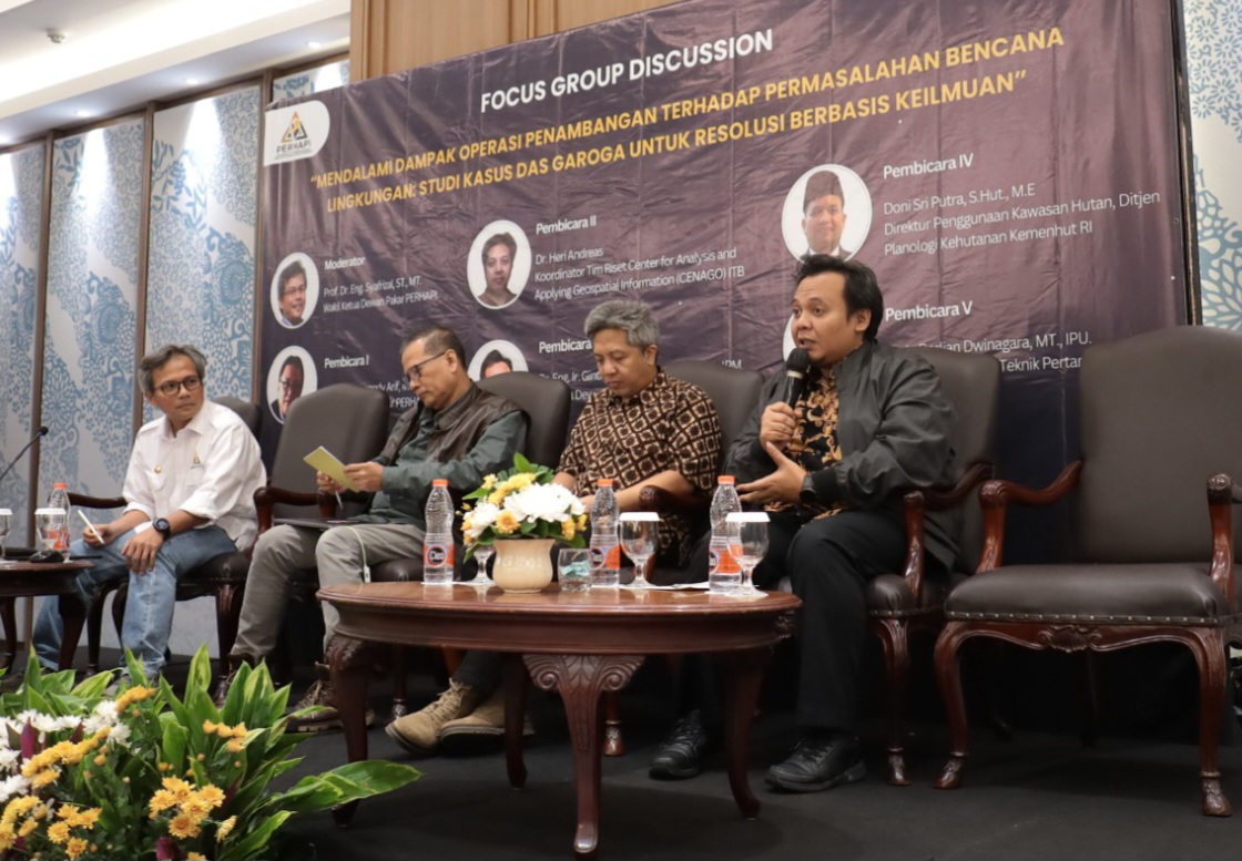Ketua Umum PERHAPI Sudirman Widhy Hartono saat FGD di Jakarta memaparkan hasil kajian ilmiah terkait banjir DAS Garoga dan kontribusi operasional tambang.