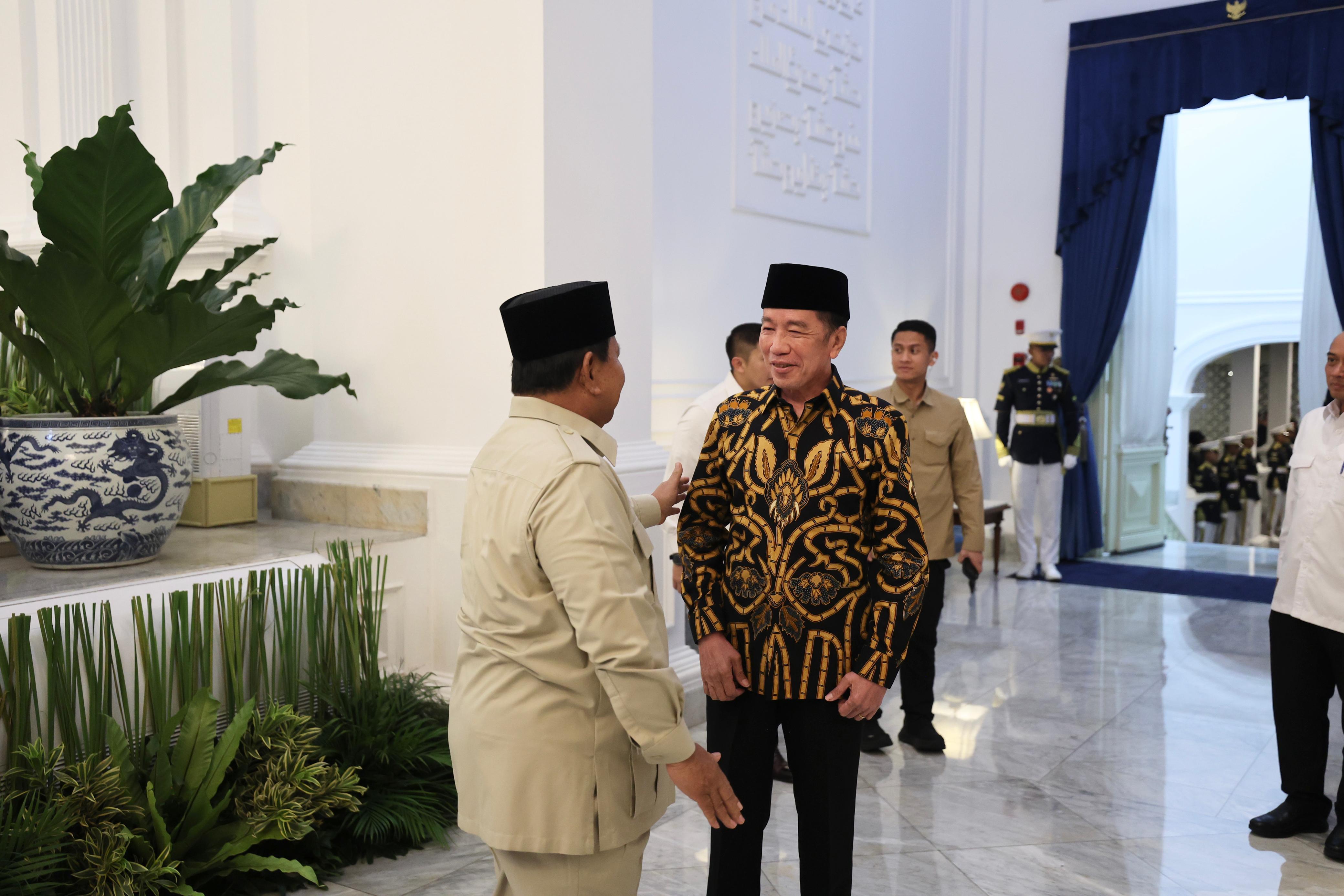 Prabowo Subianto menyambut hangat Joko Widodo di halaman Istana Negara sebelum makan malam kebangsaan bersama mantan presiden dan Ketum parpol.