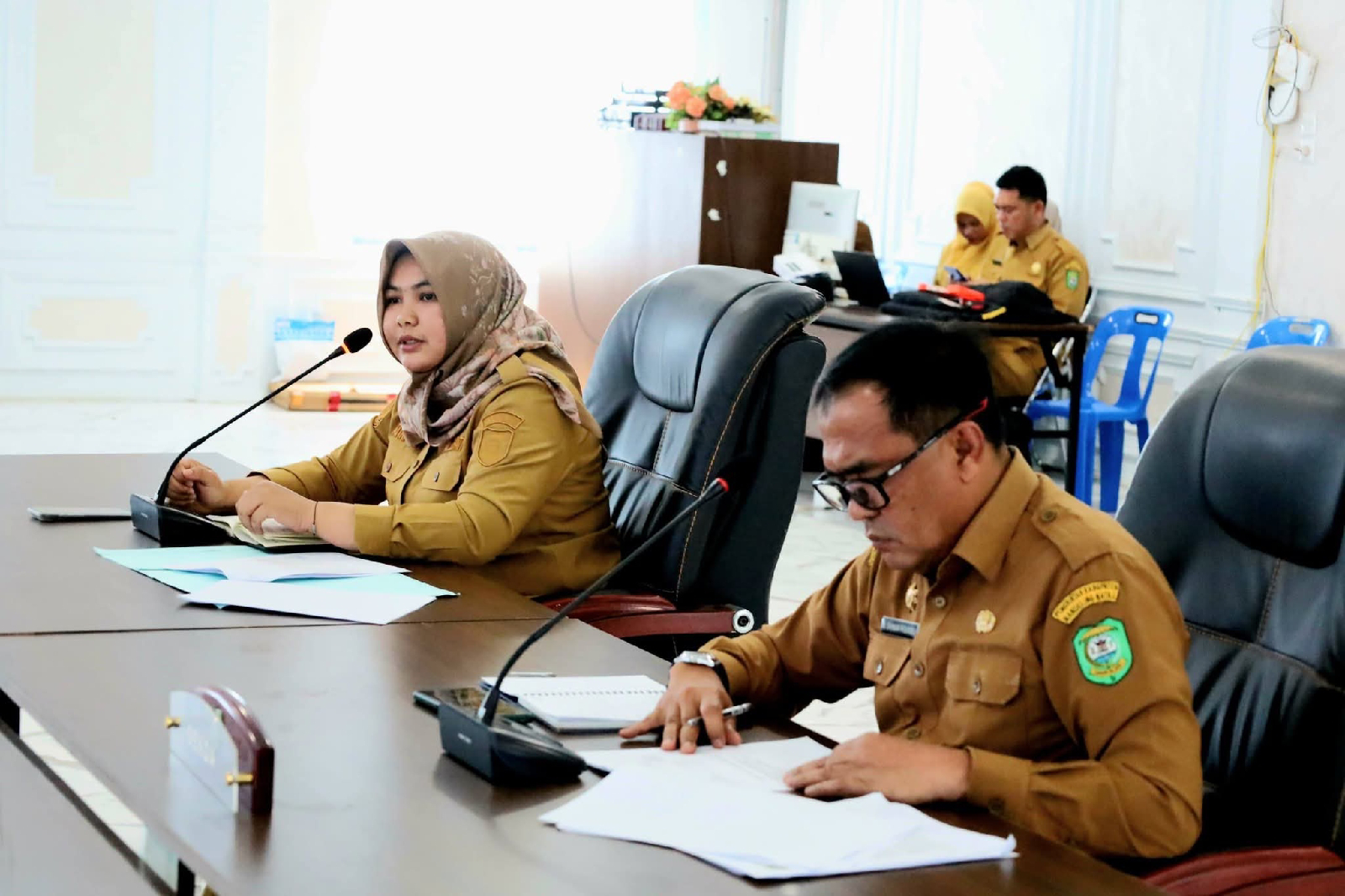 Wakil Bupati Mandailing Natal Atika Azmi Utammi Nasution memimpin rapat konsolidasi dan evaluasi operasional 25 SPPG program MBG bersama Badan Gizi Nasional di Aula Kantor Bupati Madina.