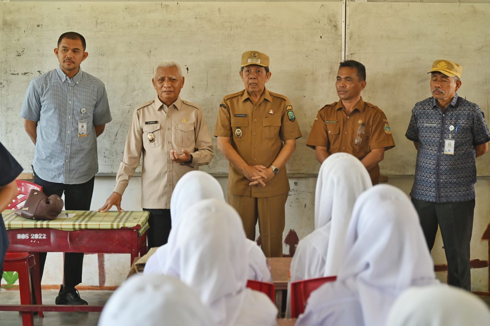 Wakil Gubernur Sumut Surya memberikan motivasi kepada siswa SMKN 1 Portibi saat kunjungan kerja di Kabupaten Padanglawas Utara, Selasa (3/3/2026).