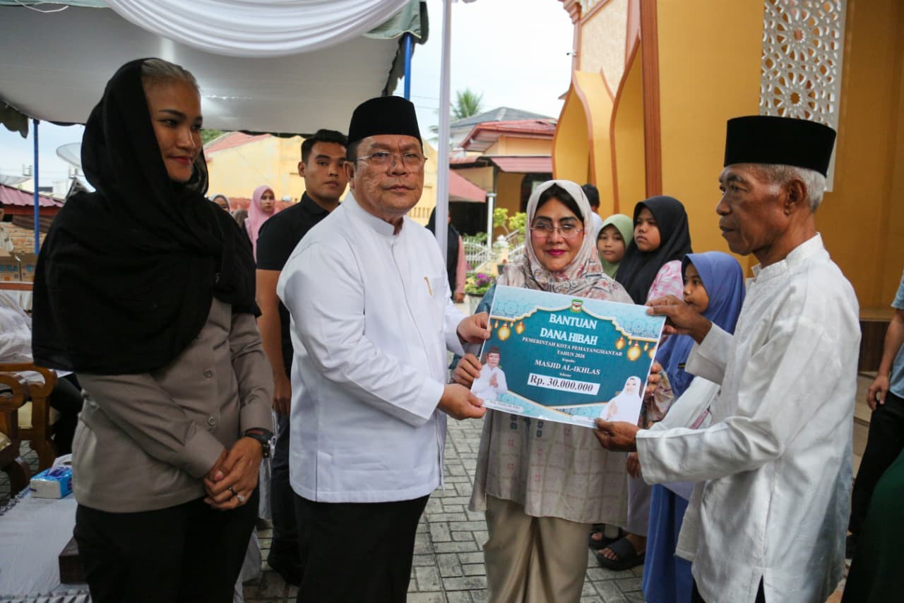 Wali Kota Pematangsiantar Wesly Silalahi menghadiri Safari Ramadan Pemko Pematangsiantar di Masjid Al Ikhlas Jalan AMPI, Senin (2/3).