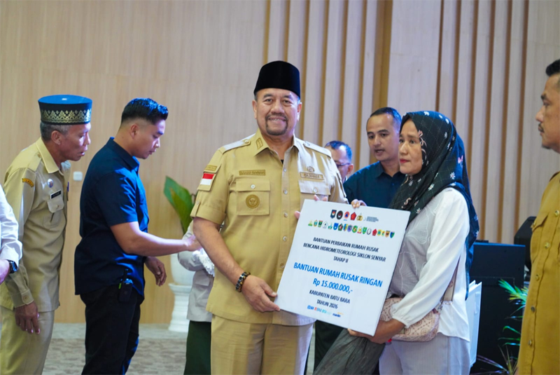 Penyerahan bantuan perbaikan rumah rusak bencana Hidrometeorologi Siklon Senyar Tahap II di Batubara.