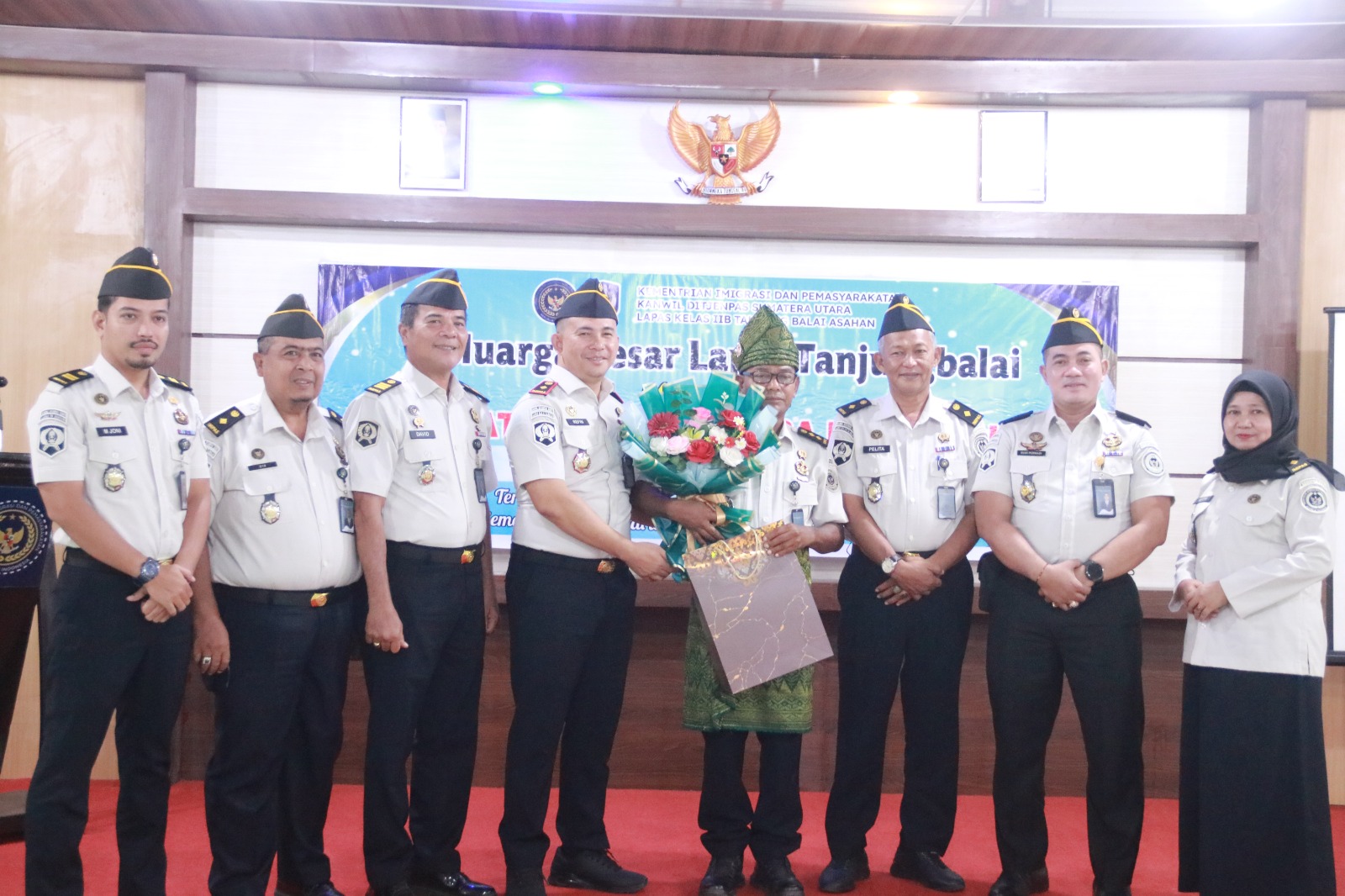 Kepala Rumah Tahanan Negara Kelas IIB Tanjungbalai, Refin Tua Simanullang, menyerahkan cenderamata kepada Abdul Razak dalam acara pelepasan purna bhakti di Aula Rutan Tanjungbalai.