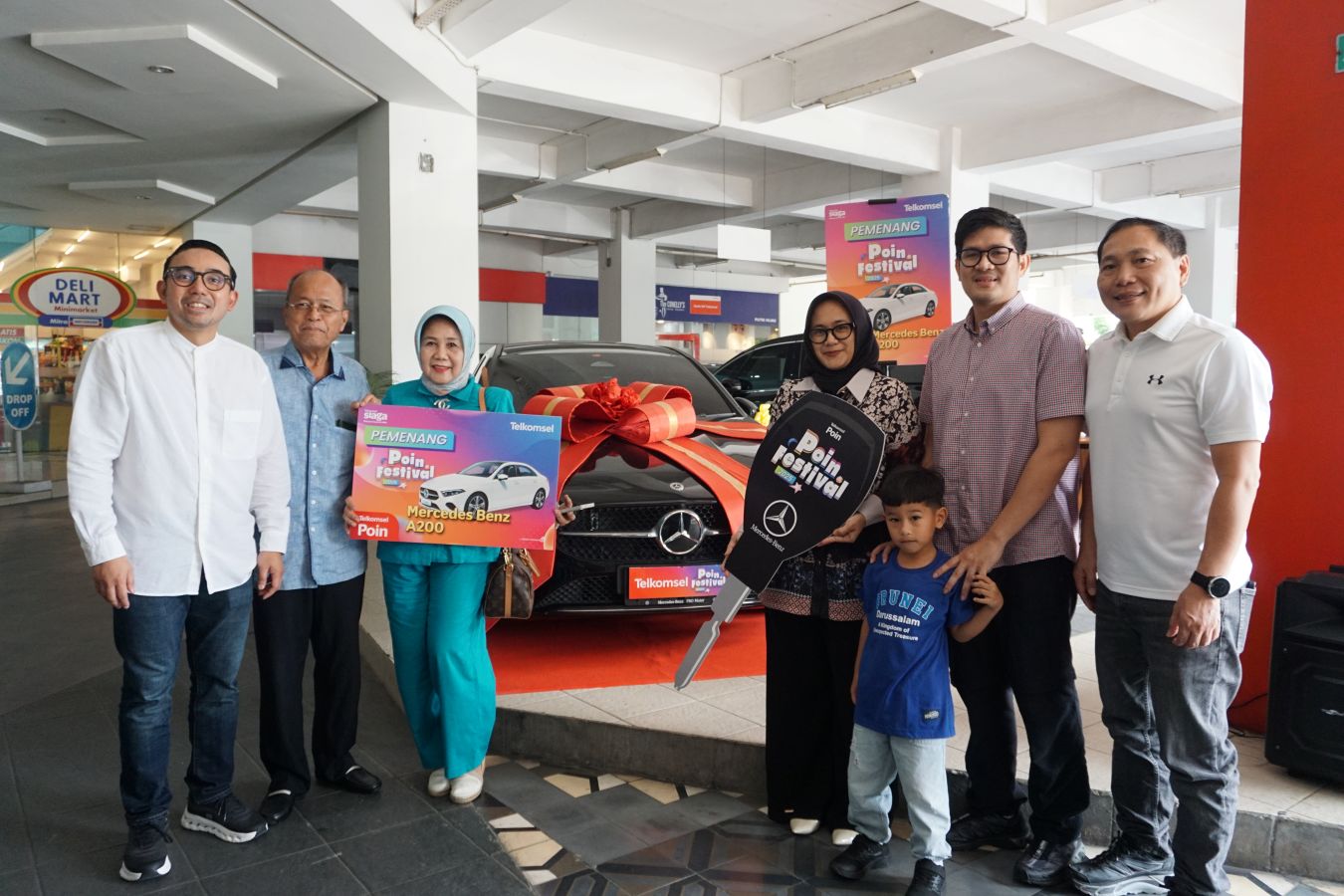  Vice President Consumer Business Area Sumatera Telkomsel Saki H Bramono didampingi General Manager Customer Care and Retention Franky Tumbelaka menyerahkan hadiah utama.