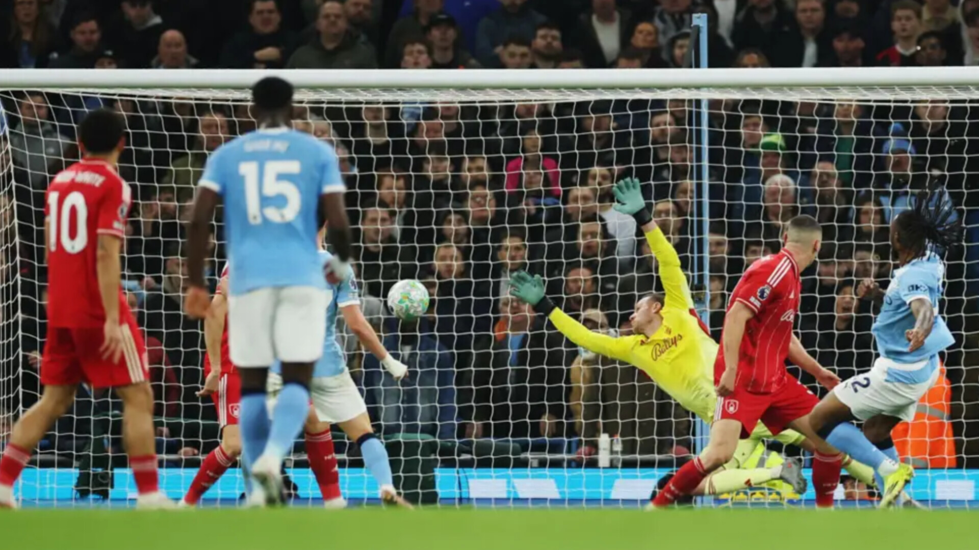 Antoine Semenyo melakukan selebrasi usai mencetak gol pembuka saat Manchester City ditahan imbang Nottingham Forest 2-2 di Etihad Stadium, Rabu (4/3/2026).
