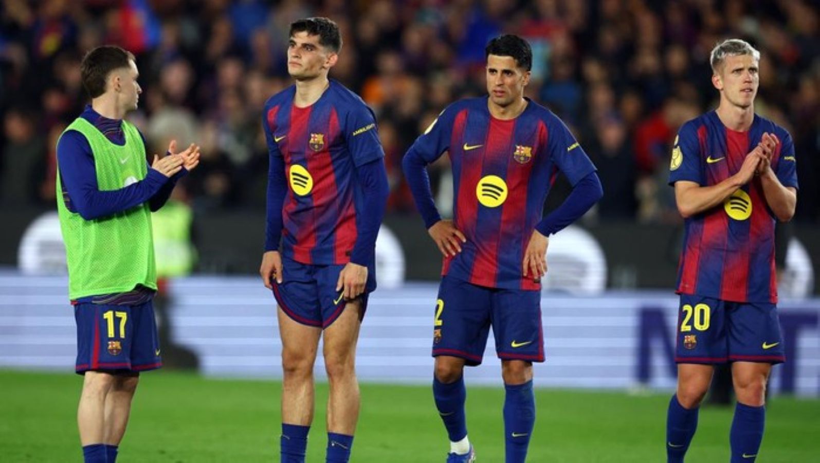 Ronald Araujo memberi instruksi kepada rekan setimnya saat Barcelona menghadapi Atletico Madrid di semifinal Copa del Rey.