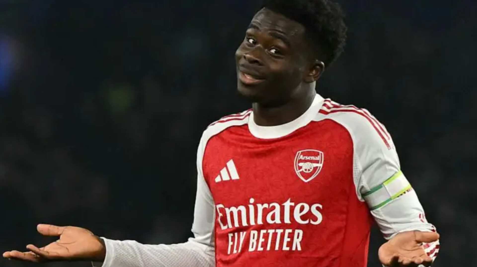 Bukayo Saka tersenyum usai golnya membawa Arsenal menang 1-0 atas Brighton &amp; Hove Albion di American Express Stadium, kemenangan yang memperlebar jarak di puncak klasemen Premier League.