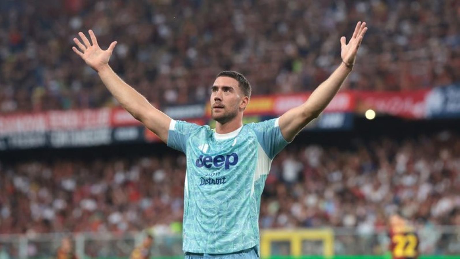 Dusan Vlahovic saat membela Juventus dalam laga Serie A. Striker asal Serbia itu dikabarkan sepakat memperpanjang kontrak bersama Bianconeri.