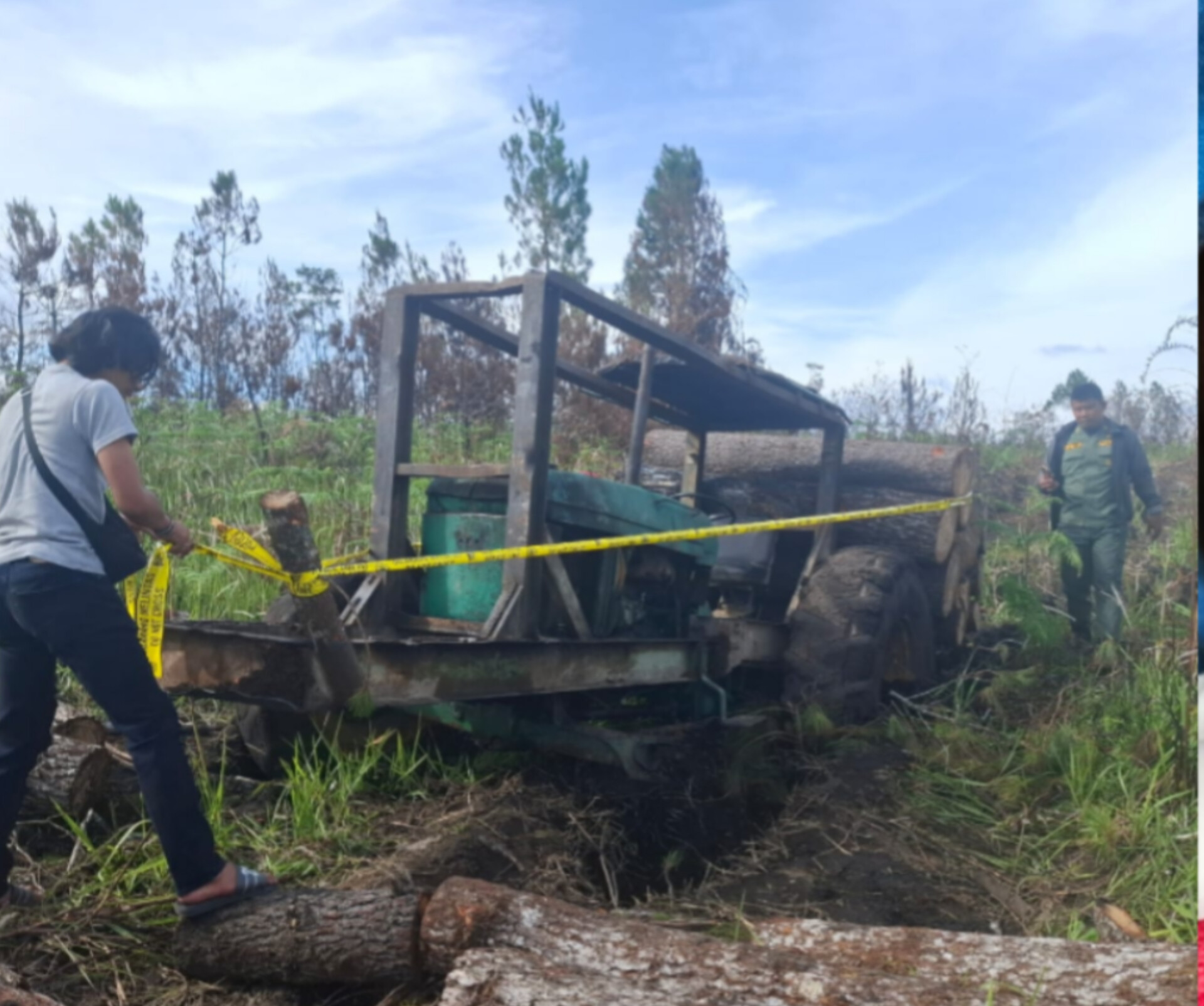 Petugas Polres Humbang Hasundutan memasang garis polisi di lokasi dugaan penebangan kayu di Desa Parsingguran II