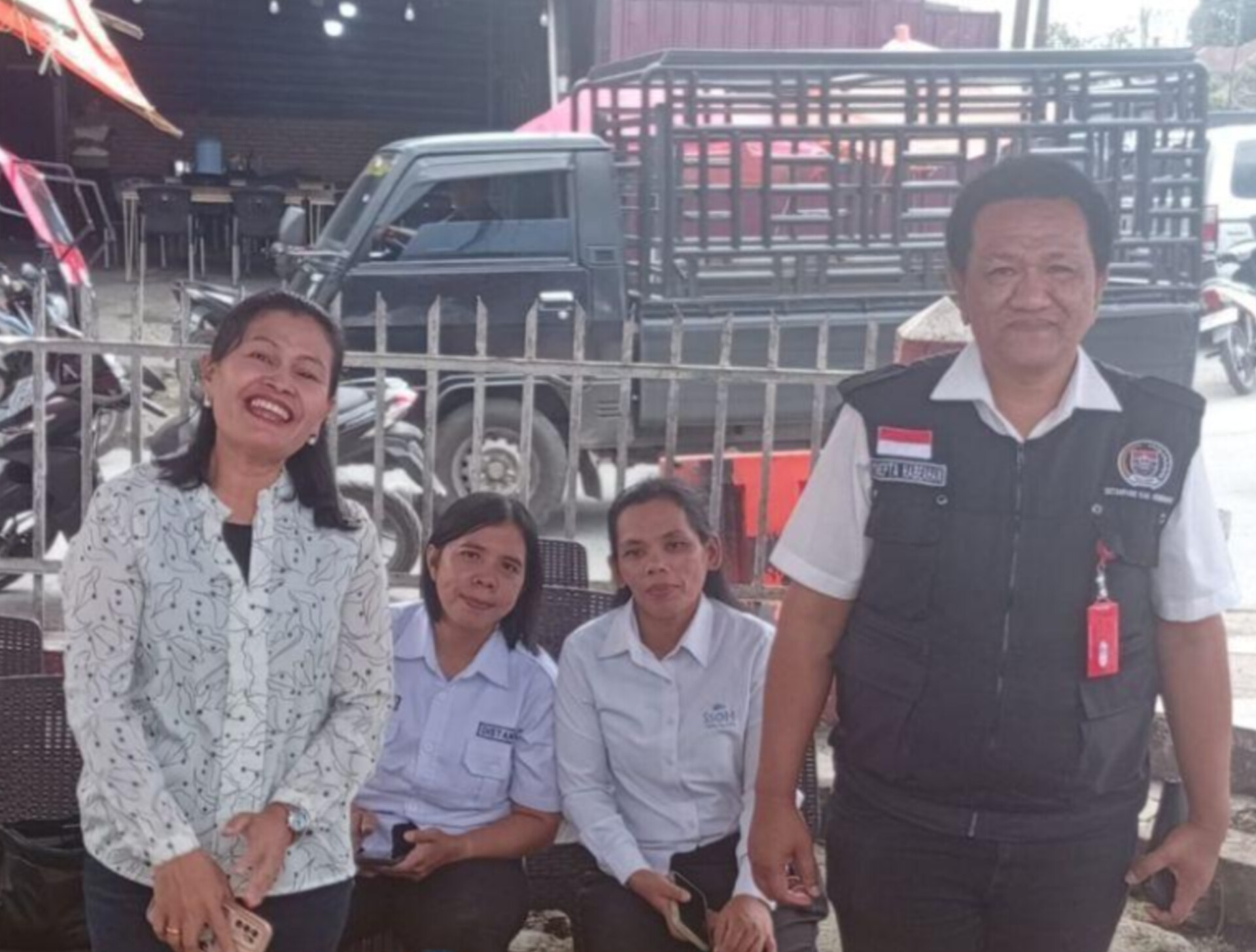 Kabid Perekonomian Sekdakab Humbahas Mariani Sinaga didampingi Kabid Perkebunan Dinas Pertanian dan Ketapang Yonepta Habeahan saat pelaksanaan pasar murah di depan Kantor Dekranasda Humbahas, Doloksan