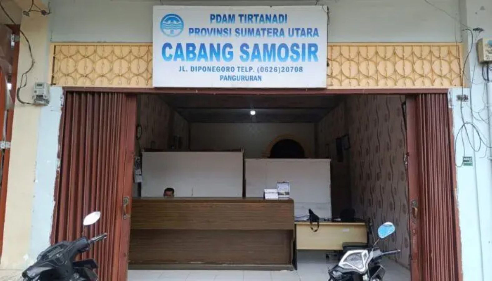 Kantor PDAM Tirtanadi Cabang Samosir yang melayani distribusi air bersih di wilayah Pangururan dan sekitarnya. 