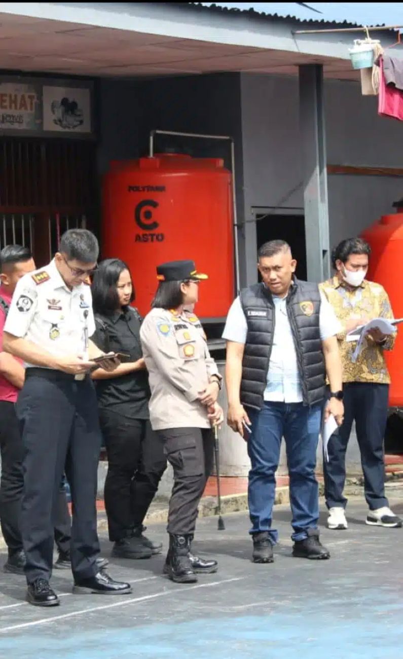 Kapolres Samosir Rina Sry Nirwana Tarigan menyaksikan rekonstruksi kasus penganiayaan Army Siregar di Lapas Kelas III Pangururan, Selasa (3/3/2026).