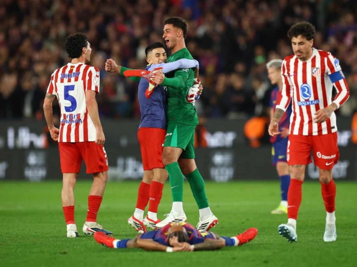 Marc Bernal merayakan gol ke gawang Atletico Madrid dalam kemenangan 3-0 Barcelona di Camp Nou, meski Blaugrana tetap tersingkir dari Copa del Rey.