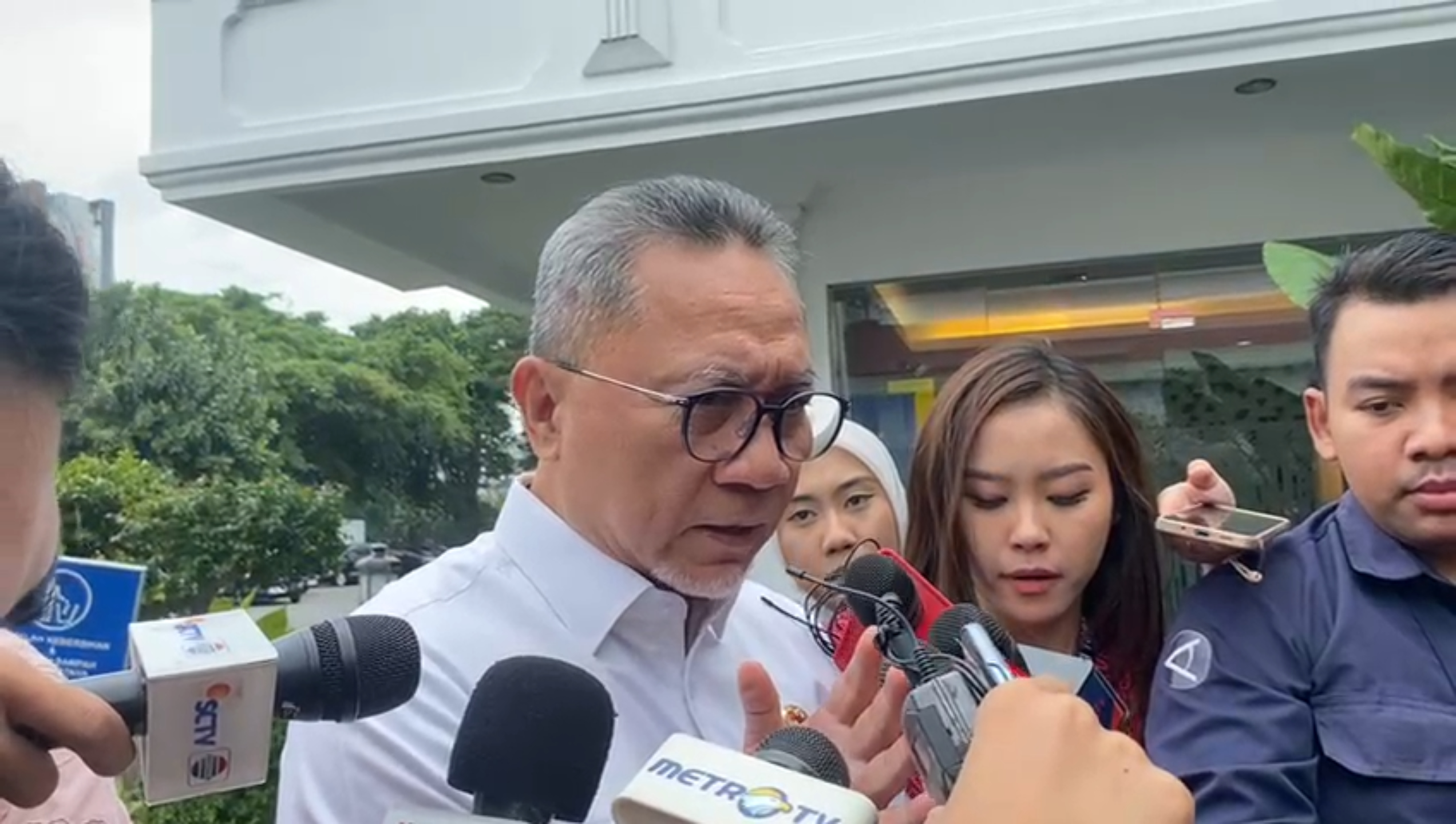 Menko Pangan Zulkifli Hasan memberi keterangan soal kesiapan stok pangan dan energi jelang Lebaran di Istana Kepresidenan Jakarta.