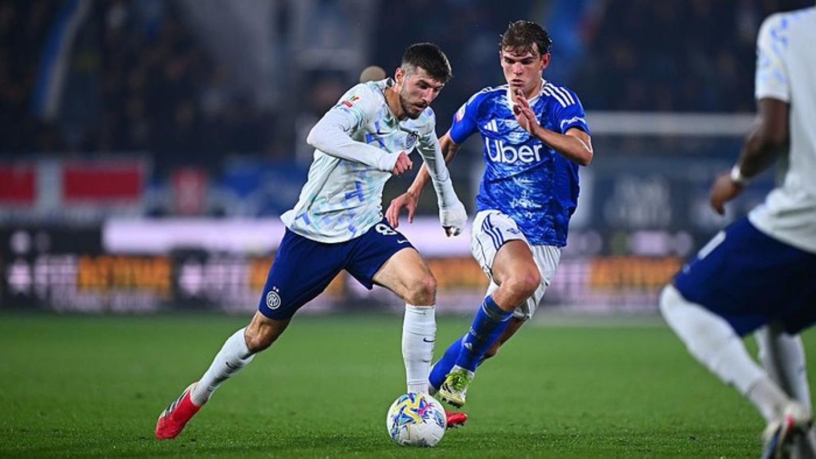 Pemain Inter Milan dan Como 1907 berduel memperebutkan bola dalam laga leg pertama semifinal Coppa Italia di Stadio Giuseppe Sinigaglia yang berakhir imbang 0-0.