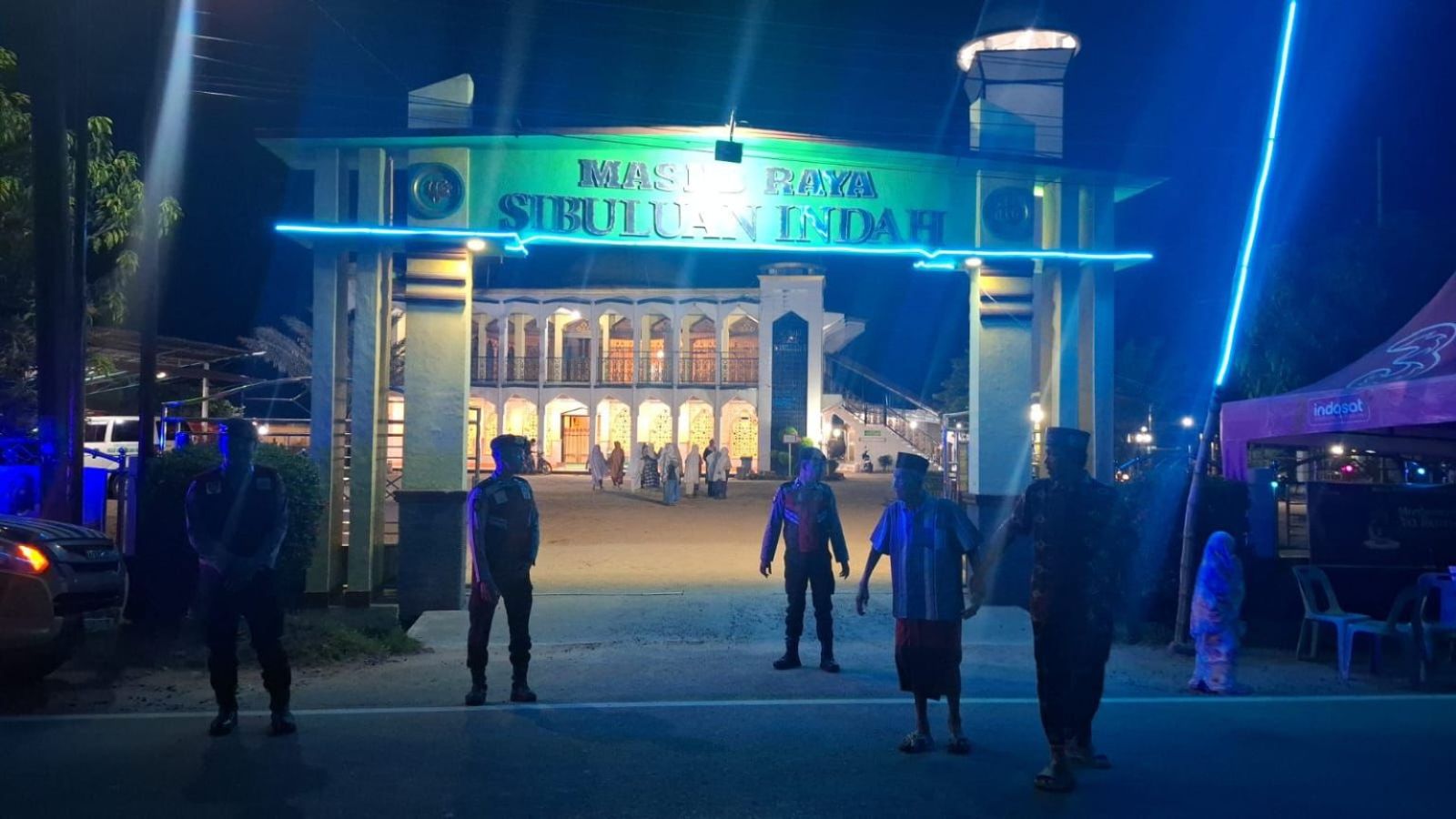 Personel Polres Tapanuli Tengah melaksanakan patroli dialogis dan Blue Light Subuh di kawasan masjid dan Pantai Hollywood Pandan, Senin (02/03/2026).