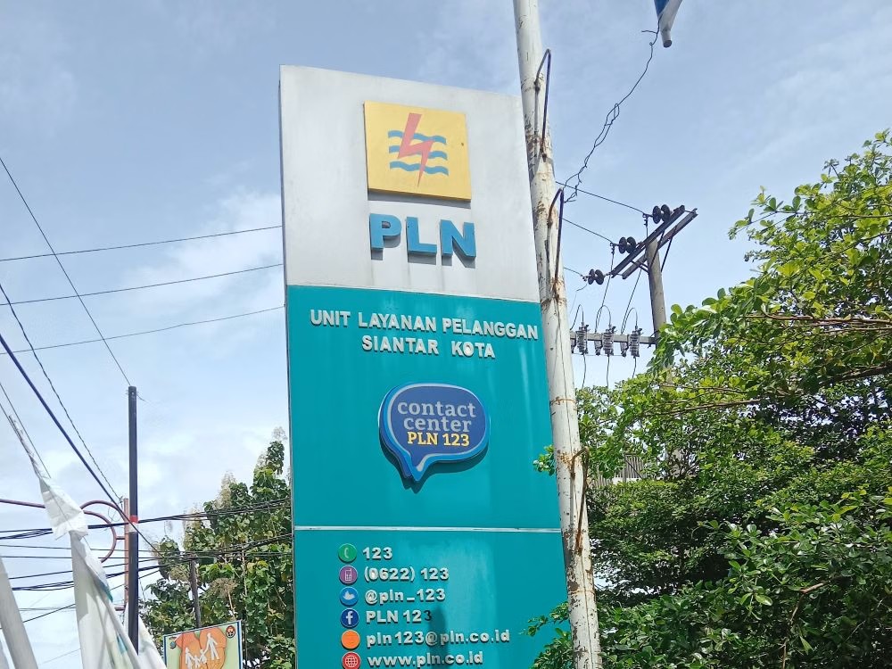Petugas PT PLN (Persero) UP3 Pematangsiantar melakukan pemeliharaan jaringan listrik jelang Ramadan dan Idul Fitri 1447 H.