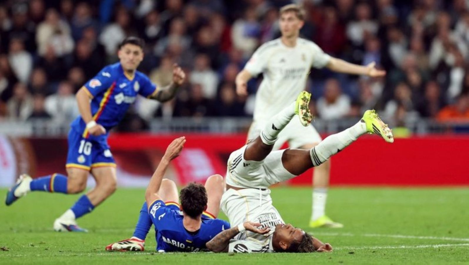 Rodrygo terjatuh kesakitan saat membela Real Madrid melawan Getafe. Penyerang Brasil itu didiagnosis mengalami cedera ACL dan meniskus di lutut kanan.