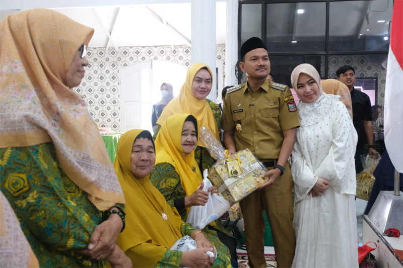 Wali Kota Tanjungbalai Mahyaruddin saat menyerahkan bingkisan kepada seluruh ibu-ibu pengajian Al Hidayah.
