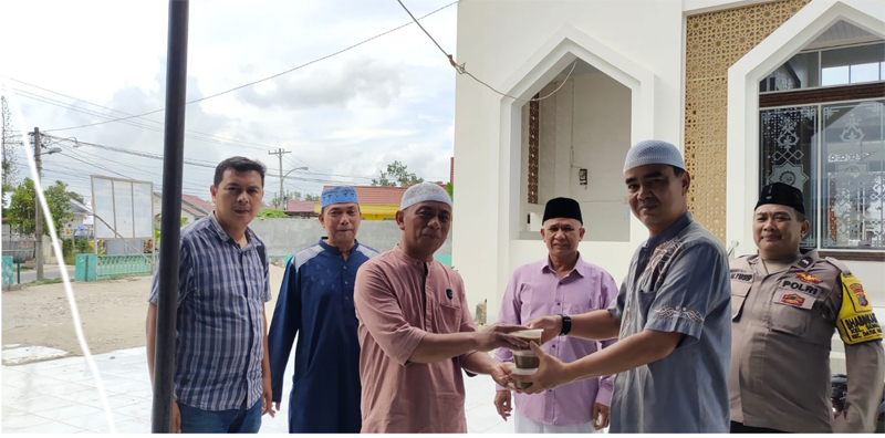 Pembagian takjil oleh personil Polres Tanjungbalai.  &nbsp;
